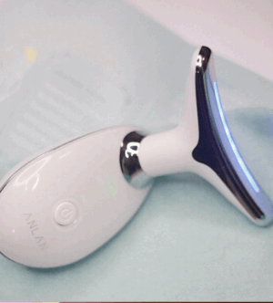 LED photon therapy device for facial cleansing and skin tightening